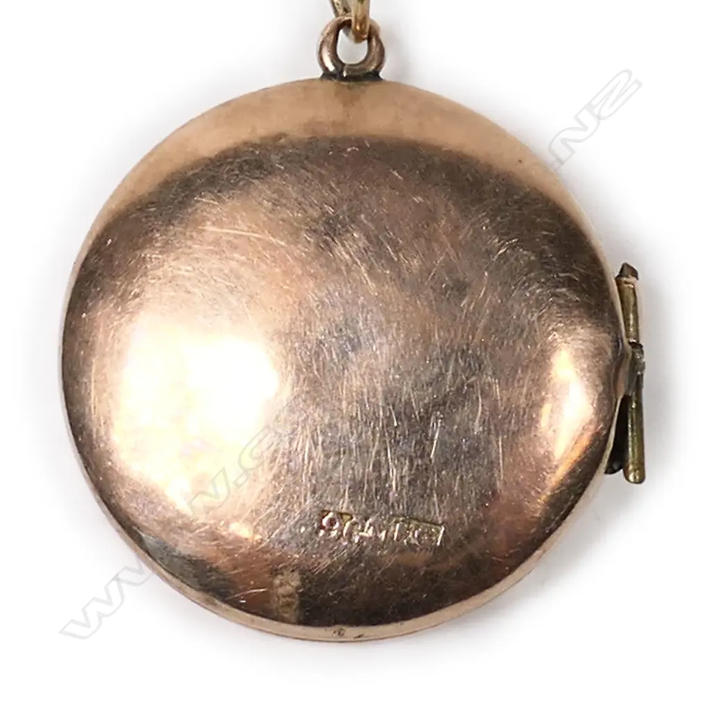 Frank Grady (Wellington) 9ct photo locket and chain, Image 1++